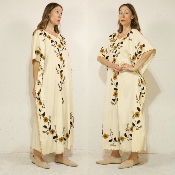 1970s Mexican Kaftan with Gorgeous Floral Embroidery - Picture 6 of 8